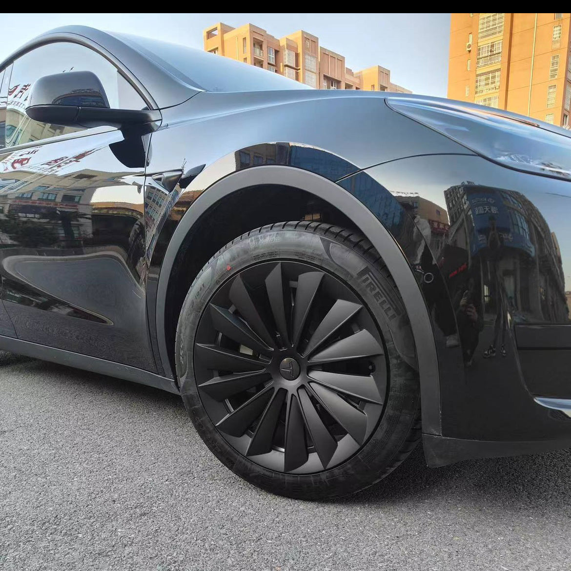 Black accessories hubcaps for the Tesla Model 3/Y you can find in